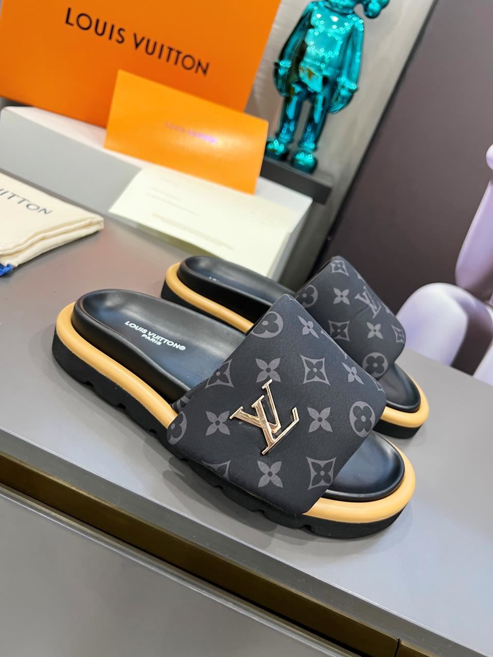 Louis Vuitton Slippers